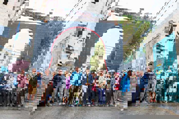 All the Walkers beneath the huge 'Aida Key', an important symbol of Palestinians right to return.